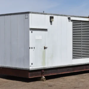 Generador diésel Cummins de 750 kW en gabinete metálico gris, vista exterior del equipo en venta