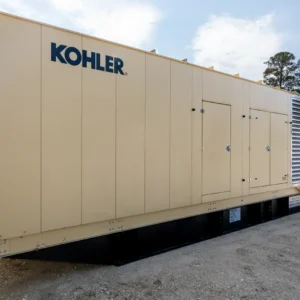 Generador diésel Kohler Rehlko de 700 kW en gabinete color arena, vista exterior del equipo en venta