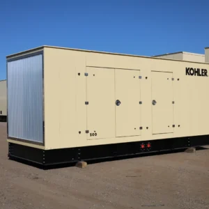 Generador a gas natural Kohler Rehlko de 500 kW nuevo en gabinete color arena, vista exterior