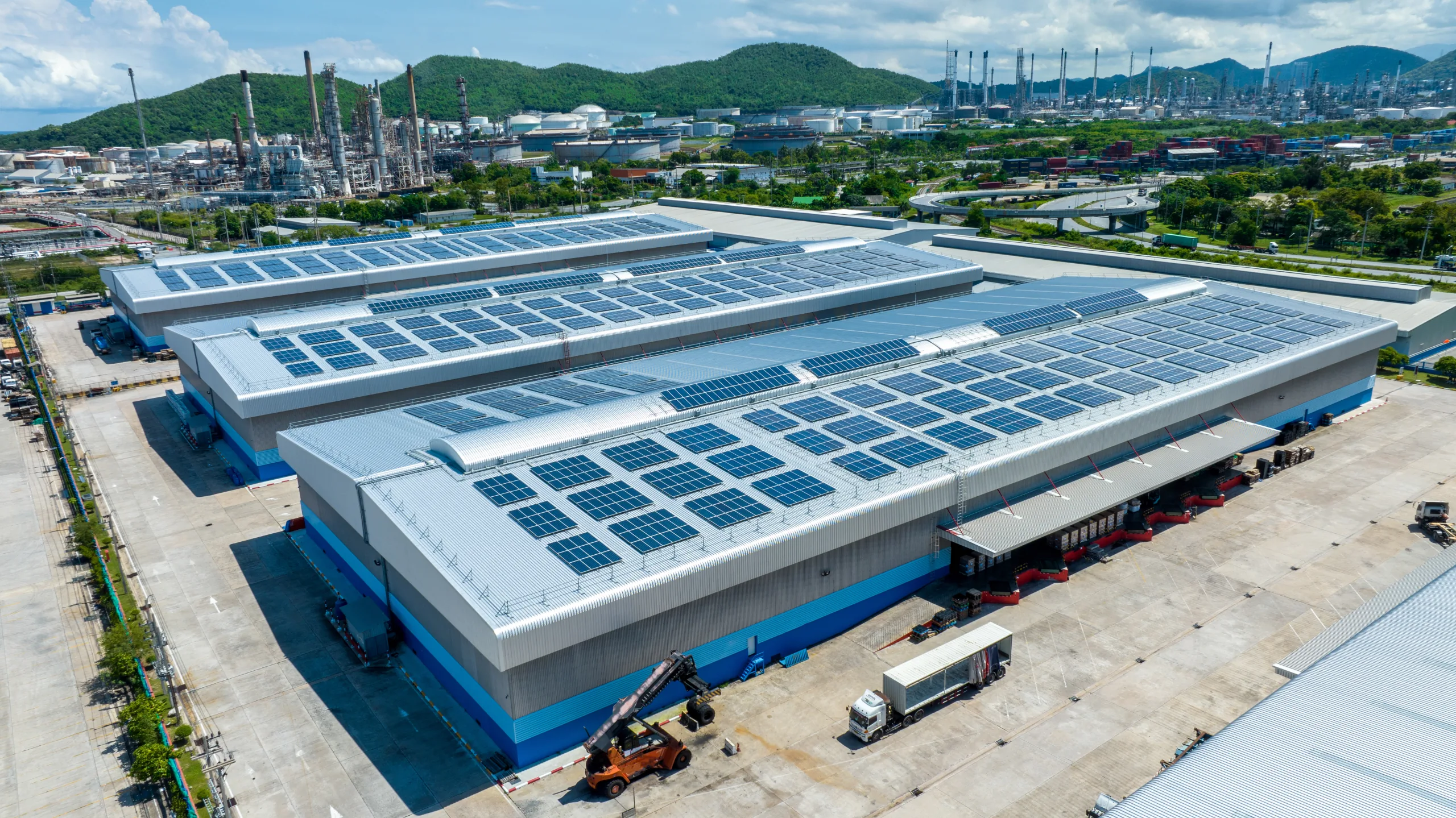 Vista aérea de una nave industrial con paneles solares en el techo, ejemplo de administración energética